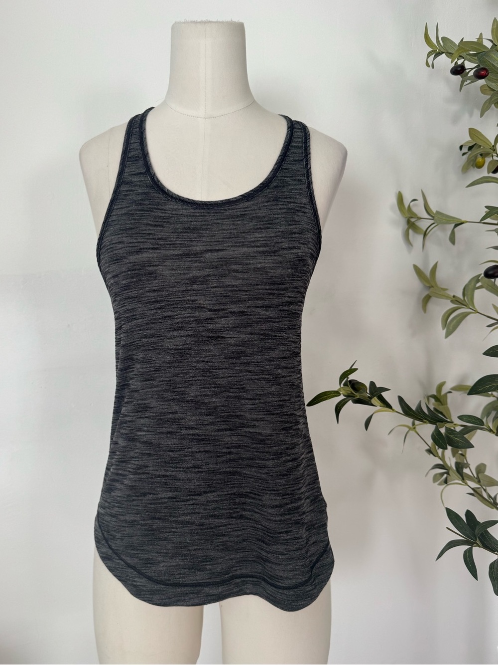 Lululemon Long‎ Distance Tank
Heathered Black  Size 2